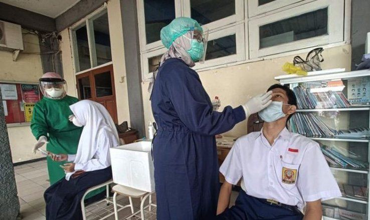 Dispendik Surabaya Lakukan Swab RT-PCR untuk Siswa dan Guru SMP yang Gelar PTM