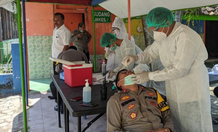 Usai Tugas Penyekatan Mudik, Polisi Probolinggo Jalani Swab PCR