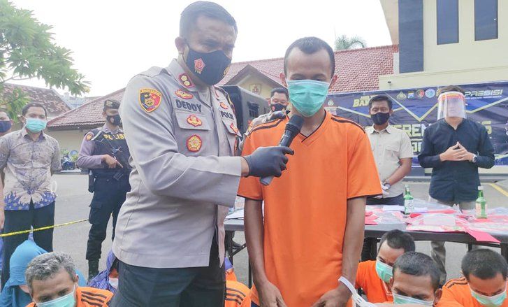 Terlilit Hutang, Pria di Jombang Jual Istrinya ke Pria Hidung Belang Bermain Threesome
