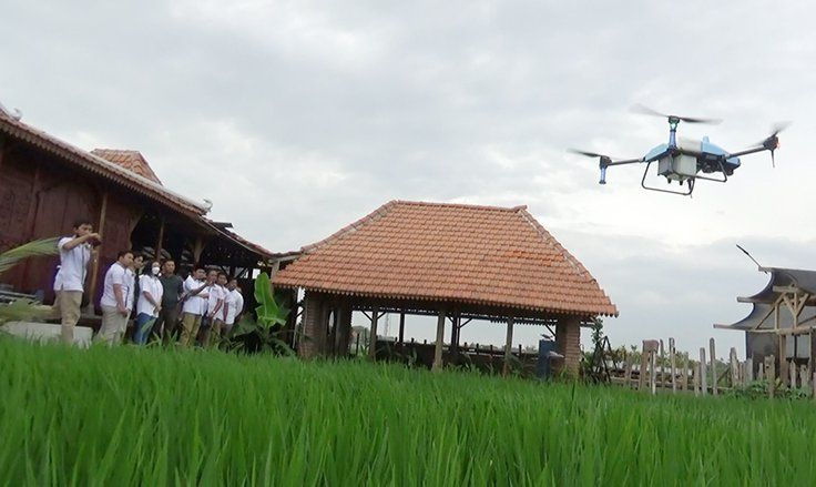 Bangun Ekonomi Kreatif Milenial Sidoarjo Turut Kembangkan Drone untuk Pemupukan Padi