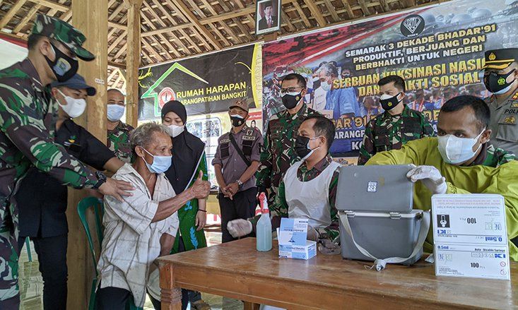 TNI Lakukan Vaksinasi Kepada Penyandang Tunagrahita di Kampung Idiot Ponorogo 