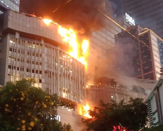 Jelang Buka Puasa, Supermall Tunjungan Plaza Surabaya Terbakar