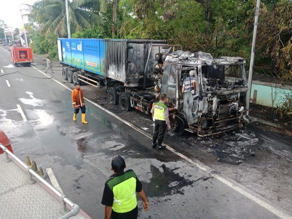 Kontainer Pengangkut BBG Terbakar di Mojokerto