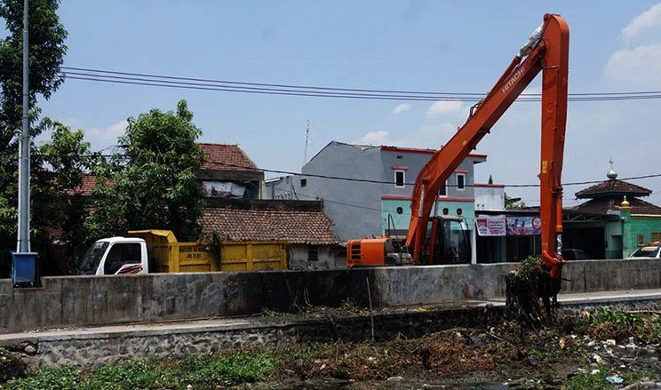 Dikeruk Pakai Alat Berat, Tumpukan Sampah di Aliran Sungai Sadar Sampai 100 Ton