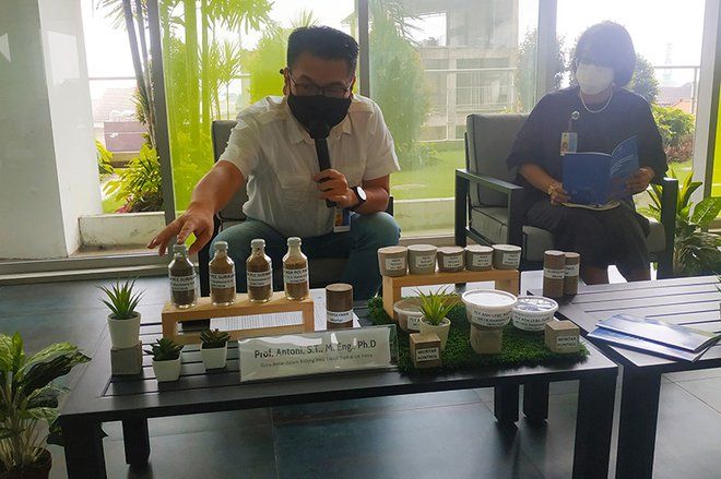 Guru Besar Teknik Sipil UK Petra Daur Ulang Limbah B3 <em>Fly Ash</em> Jadi Pengganti Semen Dalam Beton