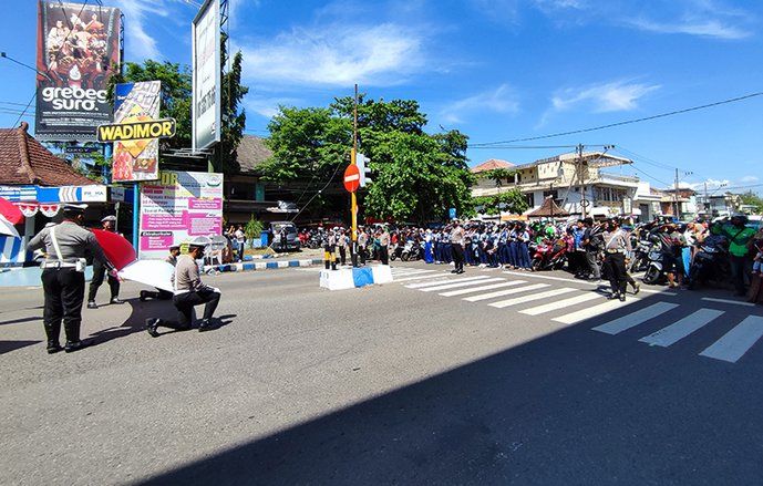 HUT Kemerdekaan RI ke-77, Polisi di Ponorogo Ajak Pengguna Jalan Upacara di Tengah Jalan
