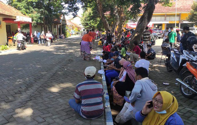 Takut Tak Kebagian Vaksin, Warga 'Geruduk' Kantor Dinkes Mojokerto