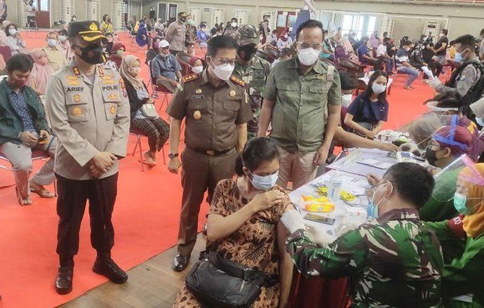 Polres Gresik&nbsp;Gelar Serbuan Vaksinasi Covid-19 Sebanyak 4 Ribu Dosis
