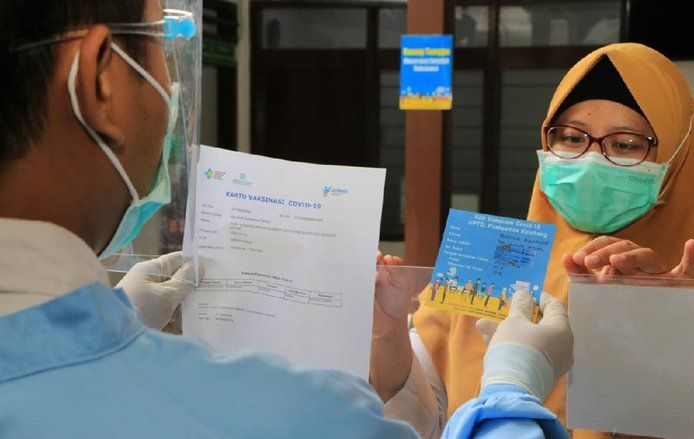 Ribuan Guru di Surabaya Menerima Vaksinasi Covid-19 Dosis Pertama