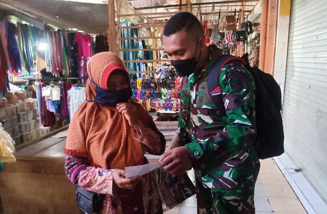 Sukseskan Serbuan Vaksinasi, TNI AL Koarmada II Jemput Bola Sebar Brosur Bagi Masyarakat Bangkalan