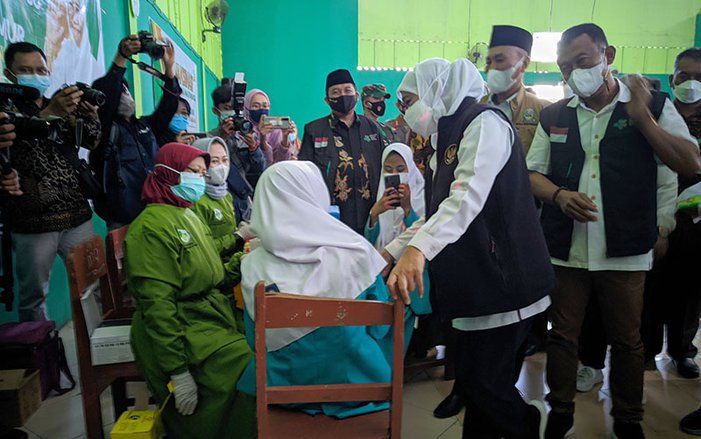 Pantau Vaksinasi Pelajar Ponorogo, Khofifah: Ponorogo di Level 3, PTM Bisa Dilakukan Bertahap