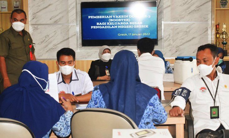 Hakim dan Panitera di Pengadilan Negeri Gresik Terima Vaksin Booster