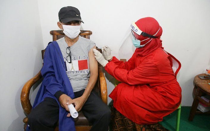 Vaksinasi Covid-19 Bagi Lansia Dipastikan Berjalan Lancar