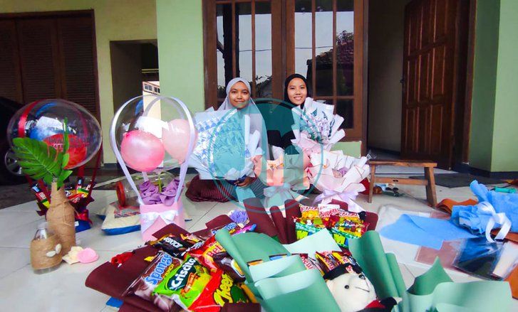 Valentine di Tengah Pandemi Covid-19, Dua Gadis Muda Kebanjiran Orderan Buket Unik