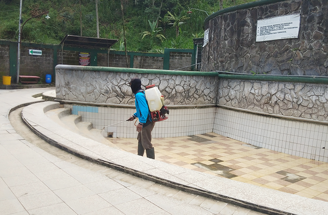 Corona, Magetan Galakkan Penyemprotan Disinfektan, Wisata Air Panas Pacet Ditutup