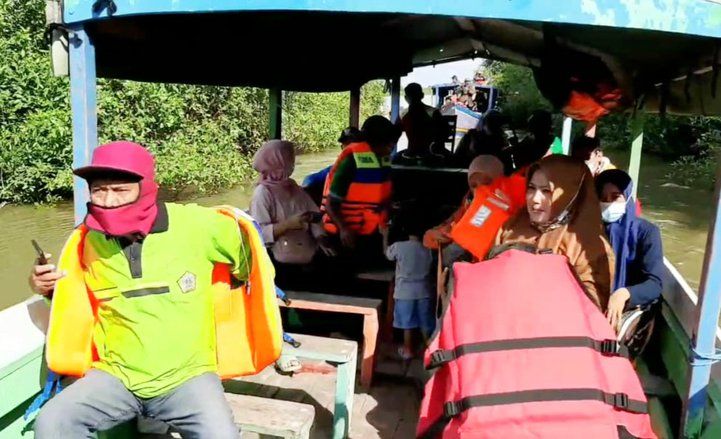 Serunya Berwisata Susur Sungai Bengawan Solo Sambil Tangkap Ikan di Gresik