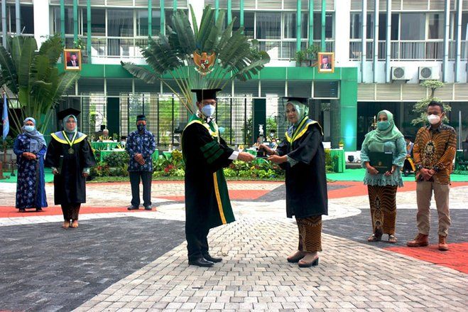 Wisuda Pertama UHW Perbanas Jadi Wisuda Terakhir Bagi Lulusan Dengan Bentuk Sekolah Tinggi