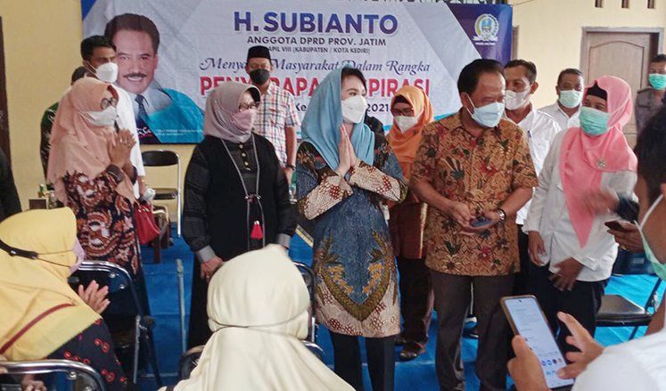 Turun ke Pelosok Kediri, Arumi Bachsin Beri Motivasi ke Emak-emak