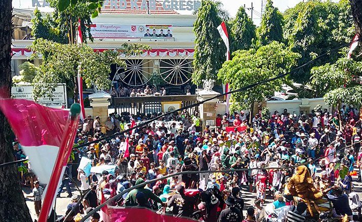 PT Gresik Jasatama Lakukan Bongkar Muat, Warga Gresik Demo di DPRD