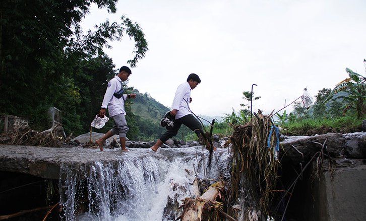 Di Balik Kisah Perjuangan Siswa Pedesaan Situbondo Saat Musim Hujan