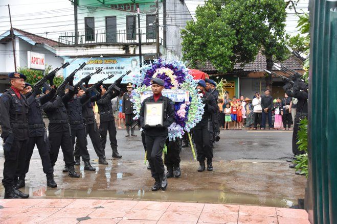  

Bharatu Doni Priyanto Gugur di Papua Dimakamkan di TMP Trenggalek