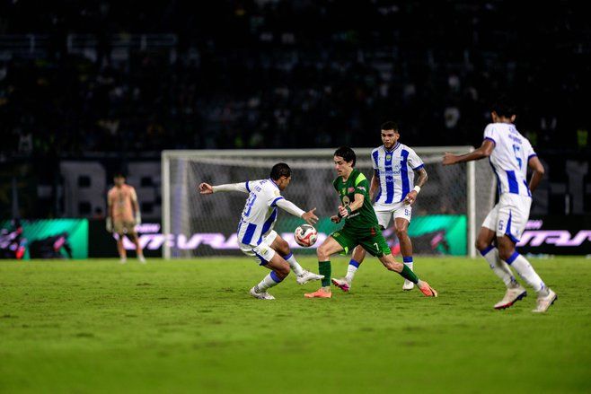 Persebaya Surabaya Bermain Imbang Lawan Persib Bandung