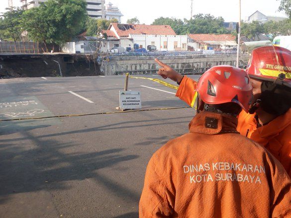 Jalan Raya Gubeng Ambles, Ratusan Warga Penasaran Lihat Lokasi