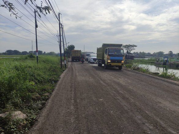 Perbaikan Jalan Sukodadi-Paciran Lamongan Dilanjutkan Pengecoran