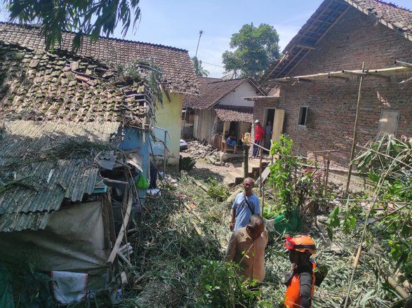Angin Kencang Terjang Jember, Tujuh Warga Luka dan Puluhan Rumah Rusak