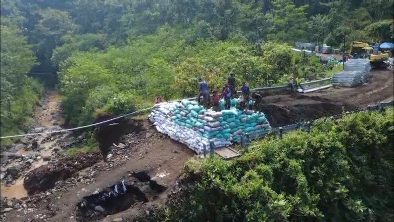 Longsor Putus Akses ke Air Terjun Madakaripura, Jembatan Darurat Dibangun