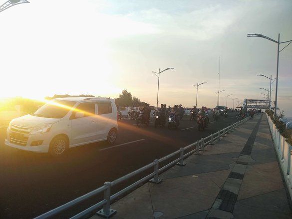 Membuang Waktu, Menunggu Buka Puasa di Jembatan Suroboyo