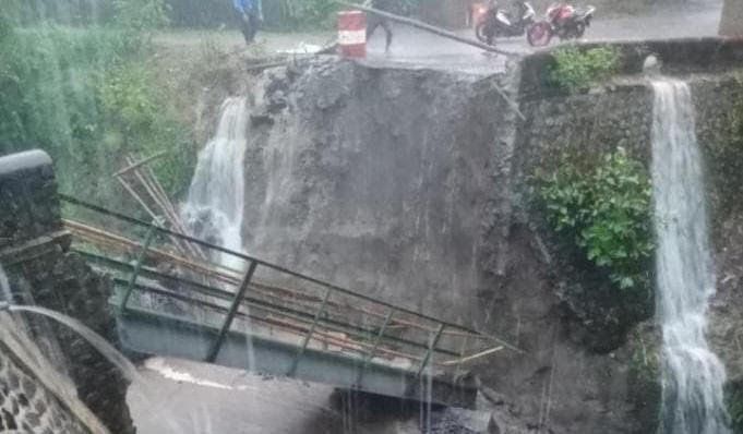Jembatan Sementara di Kutorejo Akhirnya Putus Lagi Diterjang Arus Sungai