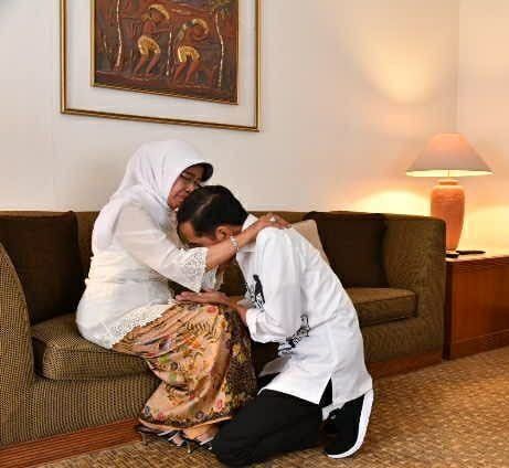 Jokowi Sungkem ke Ibunda Sebelum Daftar di KPU