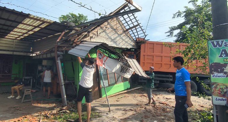 Kesaksian Pemilik Warung Mojoagung Saat Truk Tronton Seruduk Bangunan, Rugi Rp50 Juta