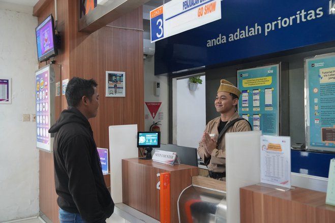 Hari Pahlawan, Petugas di Stasiun Madiun Kenakan Pakaian Tematik Perjuangan