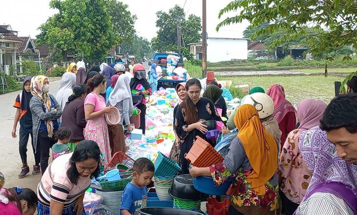 Dibanderol Harga Serba Lima Ribu, Puluhan Emak - emak Borong Gerabah