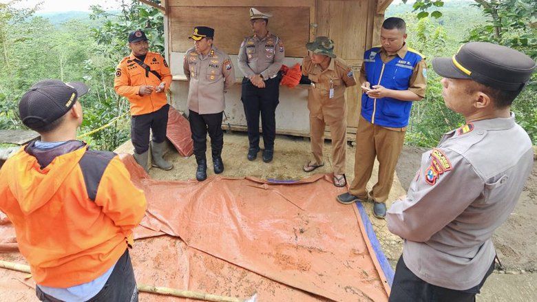 Polisi Pasang Garis Pengaman di Jalan Longsor Danau Segaran, Siagakan Personel