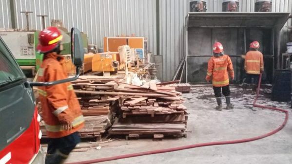 Pabrik Kayu Olahan Milik PT Multi Pratama Wijaya di Menganti Gresik Terbakar