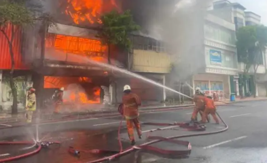 Ruko Menjual Karpet di Surabaya Ludes Terbakar