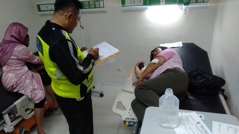 Ban Pecah, Mini Bus Alami Kecelakaan di Tol Jombang