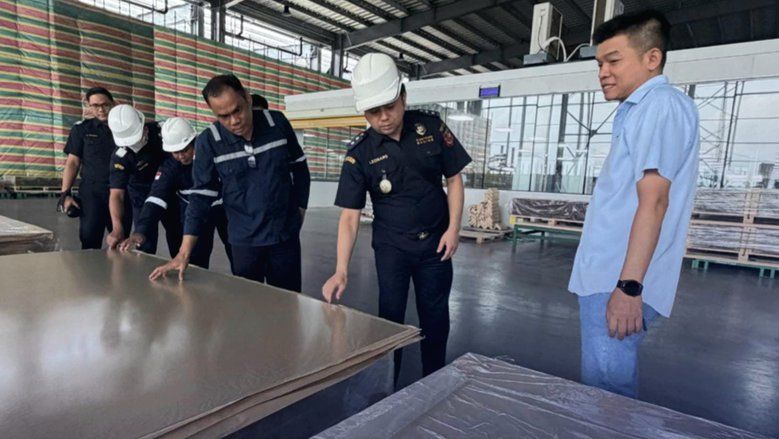 KEK Gresik Ekspor Perdana Solar Glass ke India