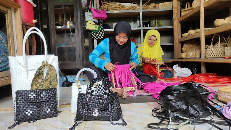 Covid-19 Bikin Bangkrut Juragan Sembako, Pedagang Ini Banting Stir Produksi Tas Jali