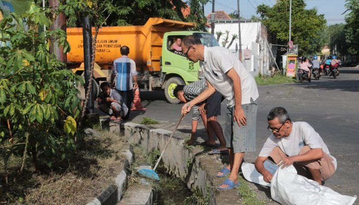 20 Dump Truk Diterjunkan Angkut Sampah Hasil Kerja Bakti Warga dari Program &quot;Surabaya Bergerak&quot;