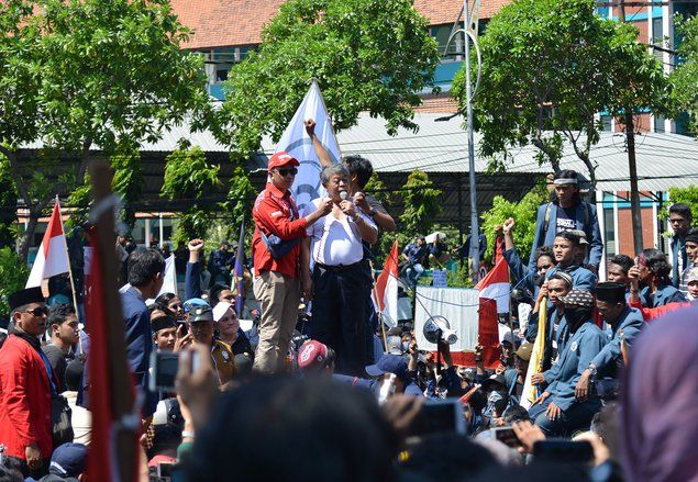 Tanggalkan Batik Merah, Ketua DPRD Jatim Tolak RUU Bermasalah