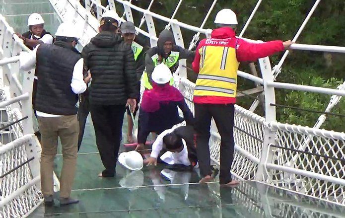 Tinjau Jembatan Kaca Seruni Point Gunung Bromo, Gubernur Khofifah Terpeleset