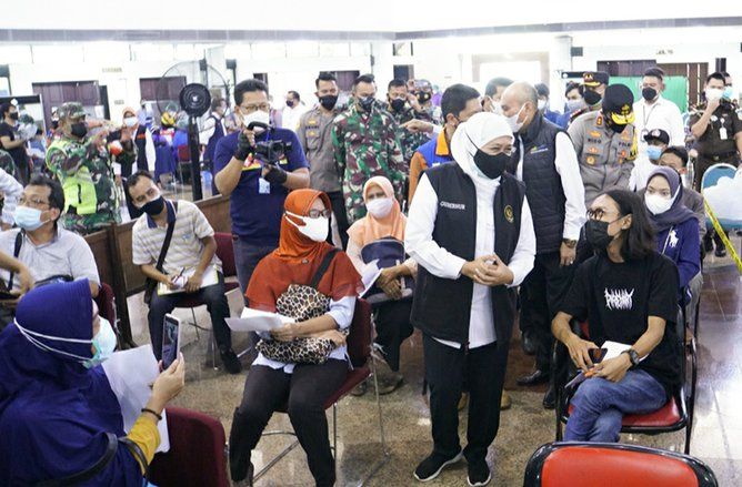 Tinjau Vaksinasi di ITS, Khofifah: Semoga Dapat Memberikan Perlindungan Kepada Masyarakat Indonesia