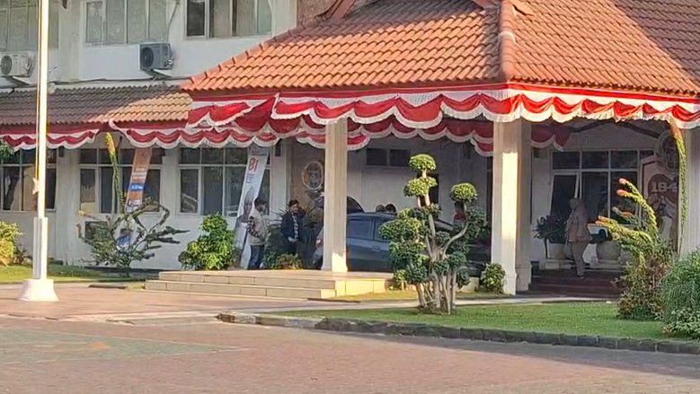 Sekitar 7 Jam Lebih KPK Geledah Kantor BPN Jatim, Bawa 3-4 Mobil Innova