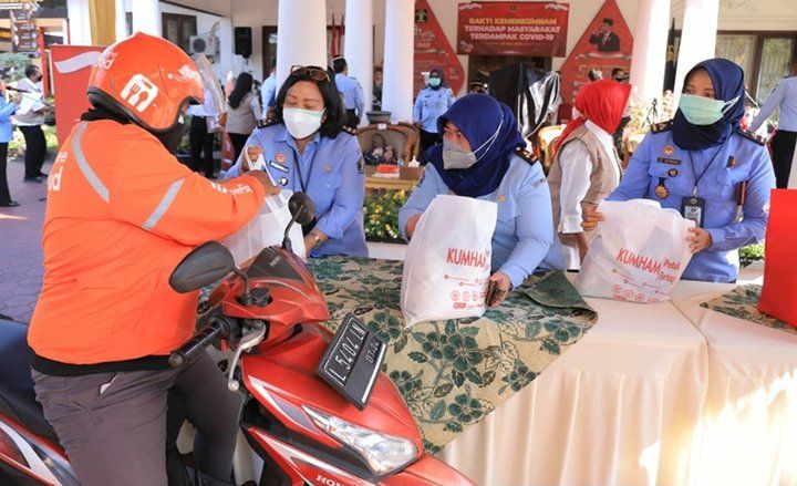 Kemenkumham Jatim Salurkan 4.300 Paket Sembako ke Warga Terdampak Pandemi Covid-19