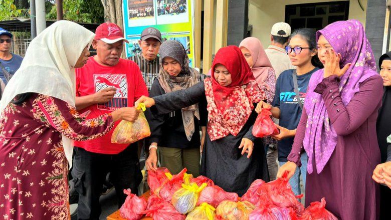 Dari Wartawan untuk Warga, KWGe Tebar Daging Kurban bagi Pedagang hingga Tukang Becak