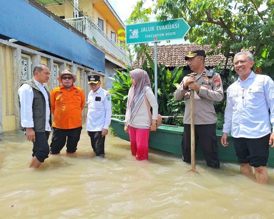 Banjir Terbesar Rendam Beji Pasuruan, Warga Terpaksa Gunakan Perahu